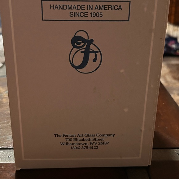 Vintage Signed 1995 Fenton glass basket in original box - Picture 3 of 10